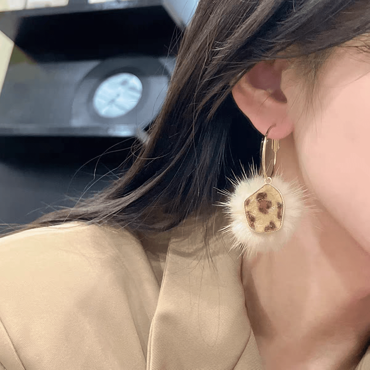 秋冬らしいファーブルと豹柄のイヤリング