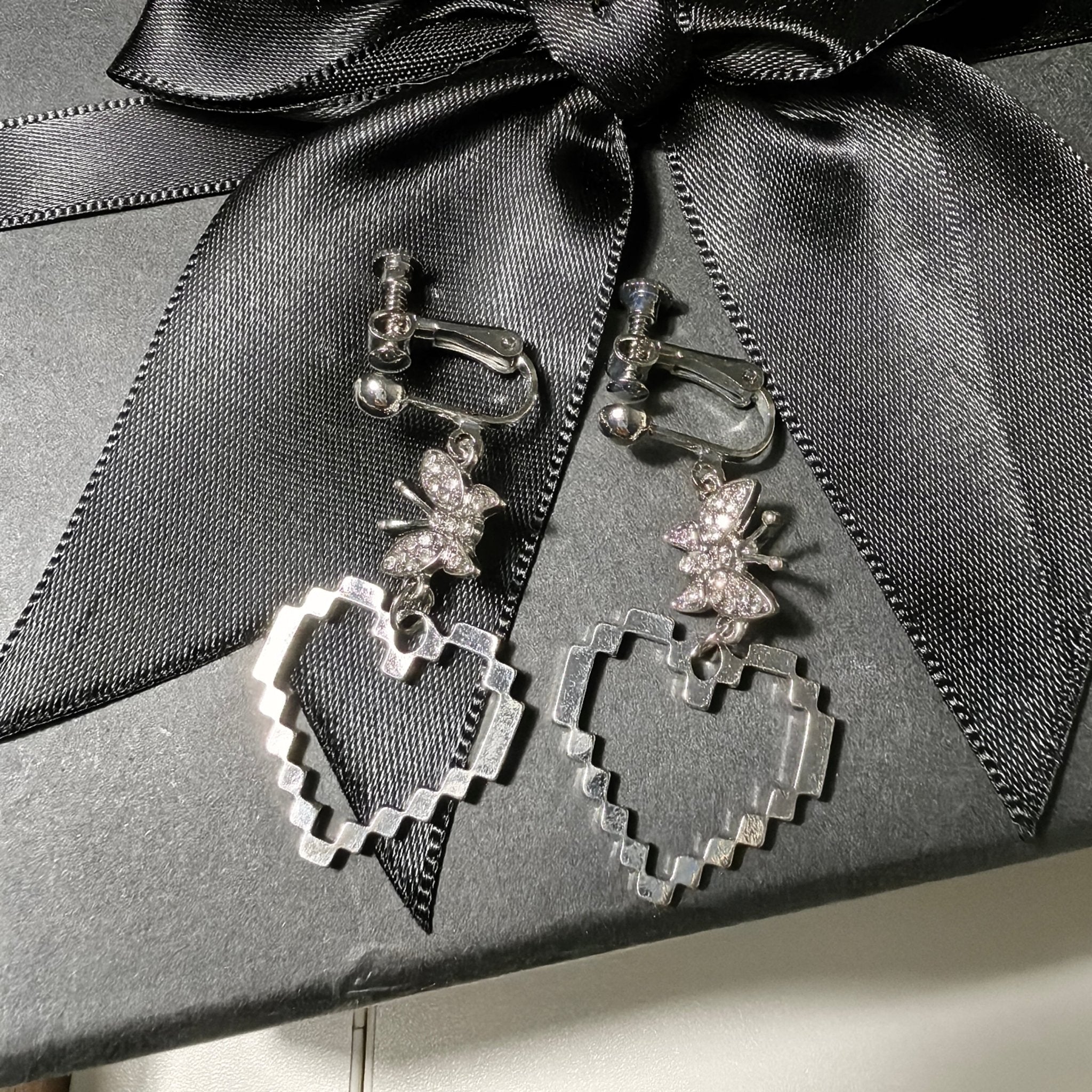 ダイヤバタフライ ピクセルハート ピアス フックタイプ/イヤリング