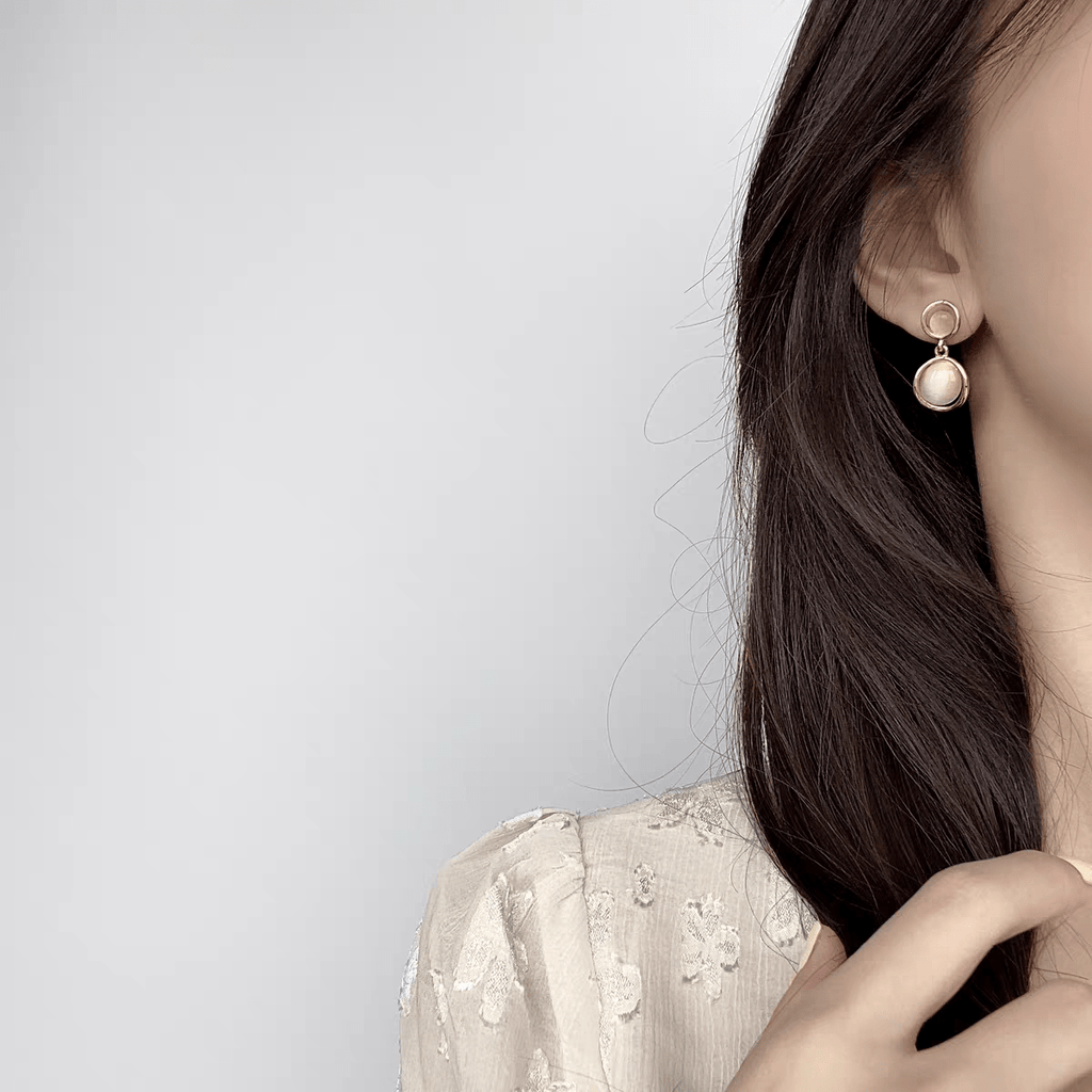 優しい輝き キャッツアイと揺れるライトゴールドの二連ピアス/イヤリング