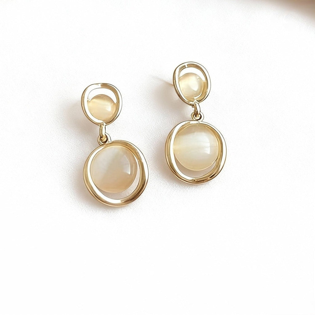 優しい輝き キャッツアイと揺れるライトゴールドの二連ピアス/イヤリング