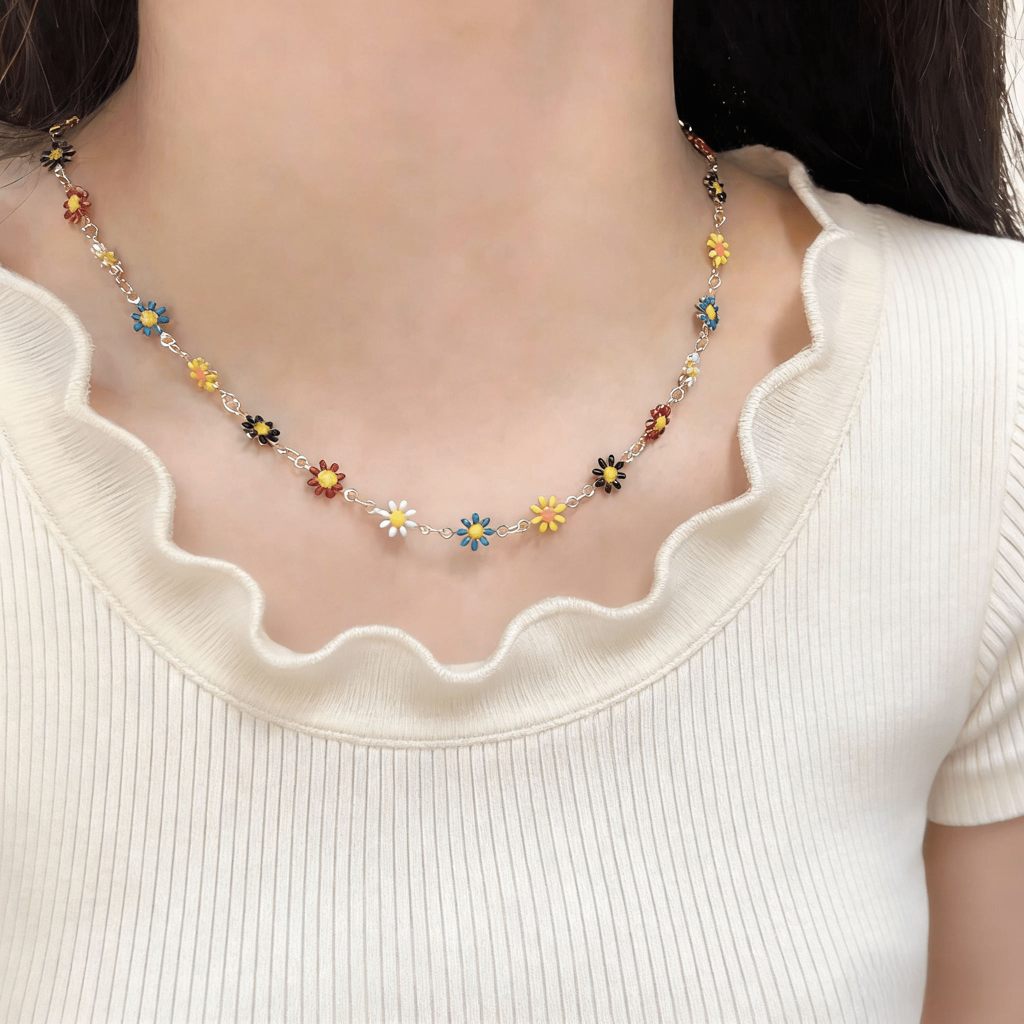 キュートな小花が連なる さわやかカラーのクローネックレス